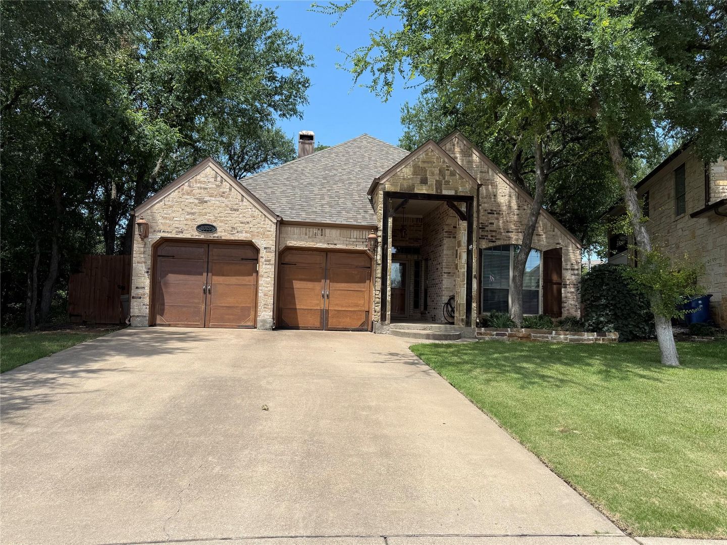 Granbury House: 1323 Preston Trail