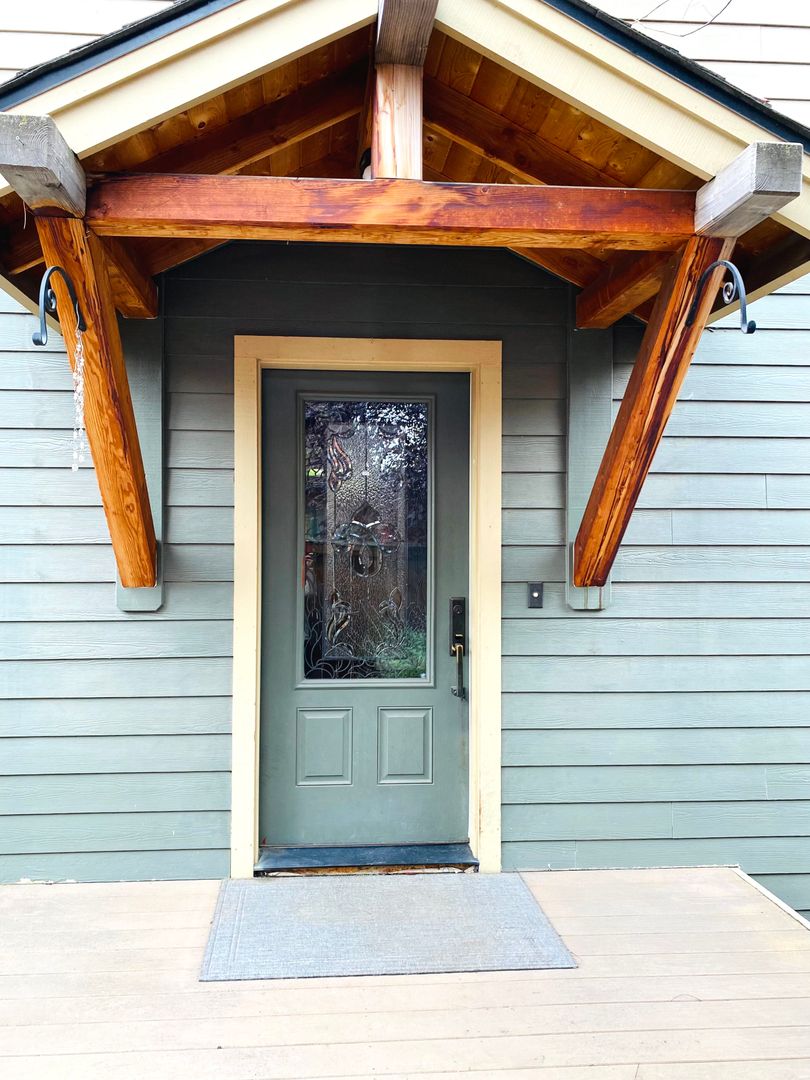 Bend House: 555 NE Seward Ave