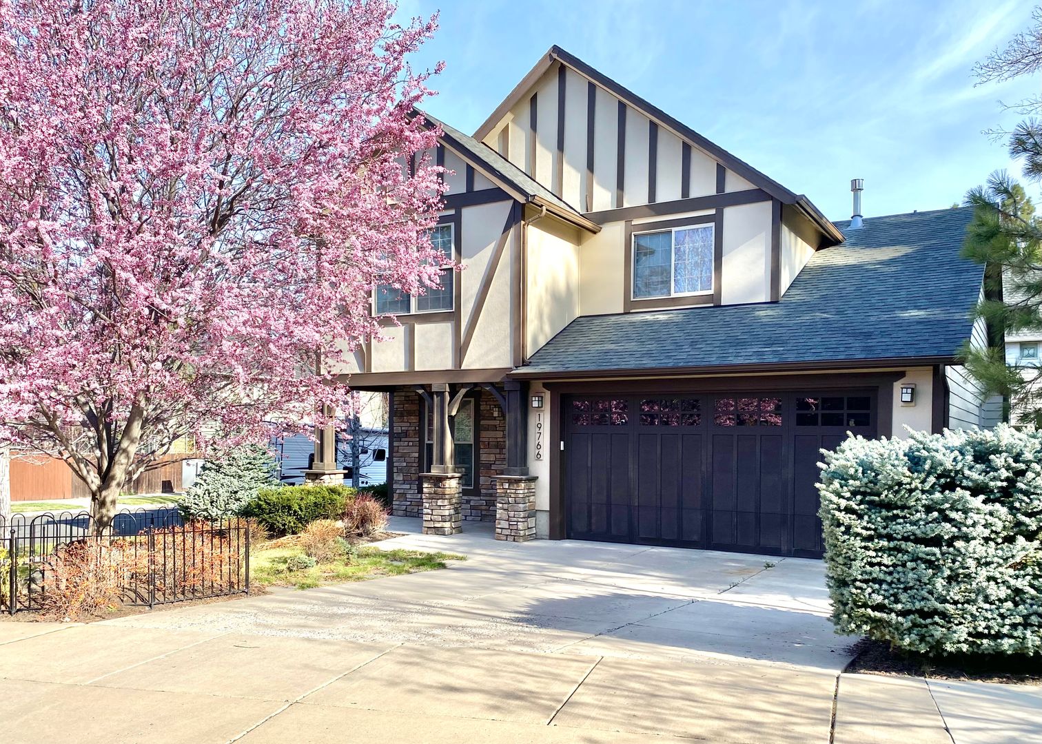 Bend House: 19766 Clarion Avenue