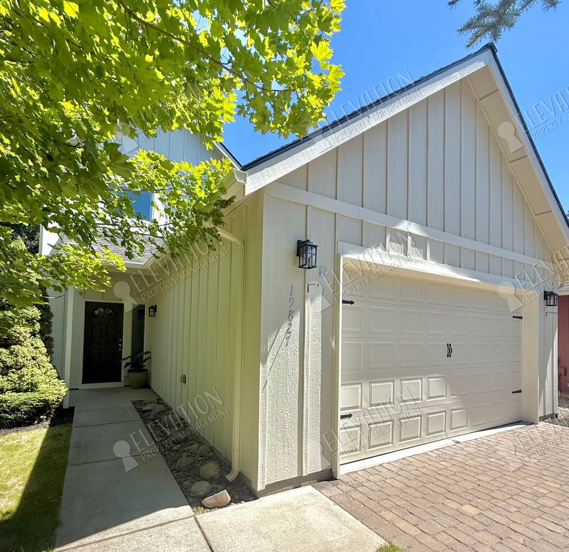 Bend House: 19827 Powers Rd