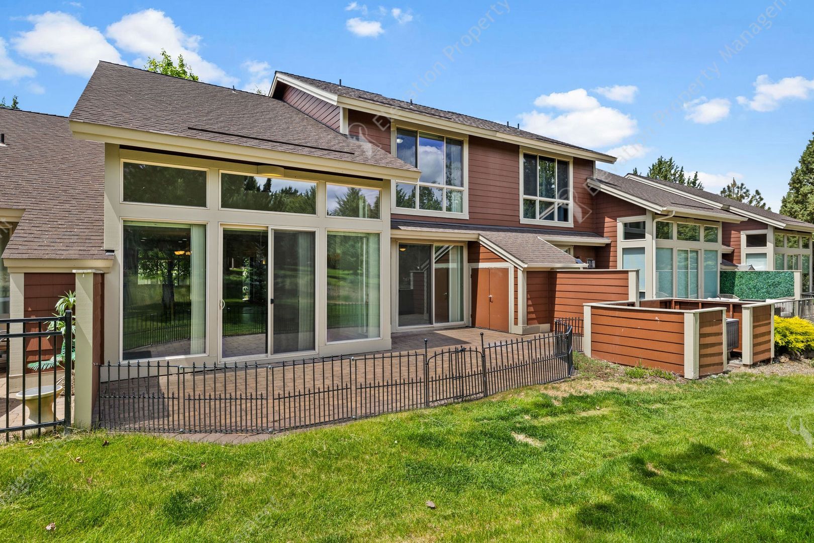 Redmond House: 1277 Highland View Loop