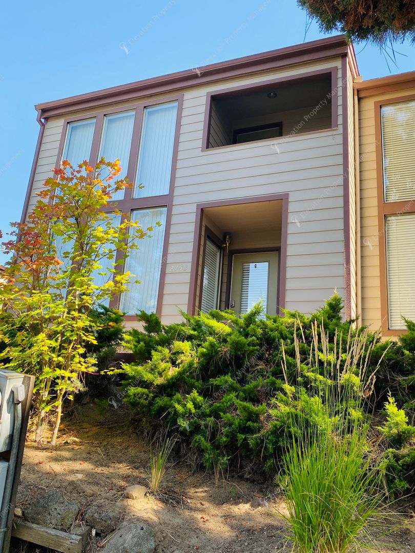 Bend House: 2153 NW Hill St #4