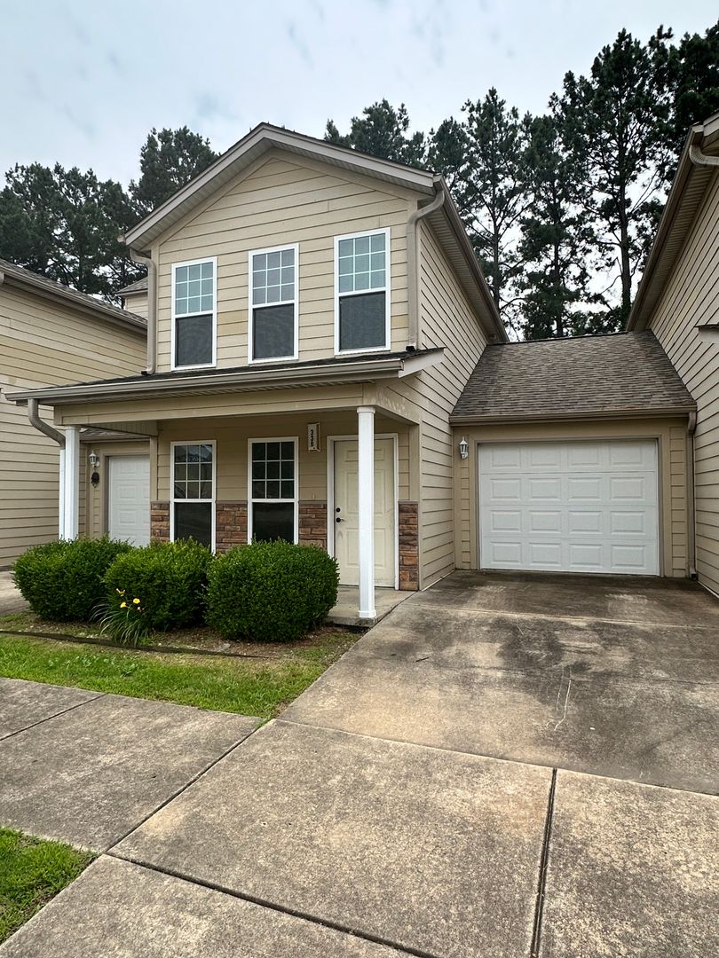 Cabot Apartment: 18 Station Circle