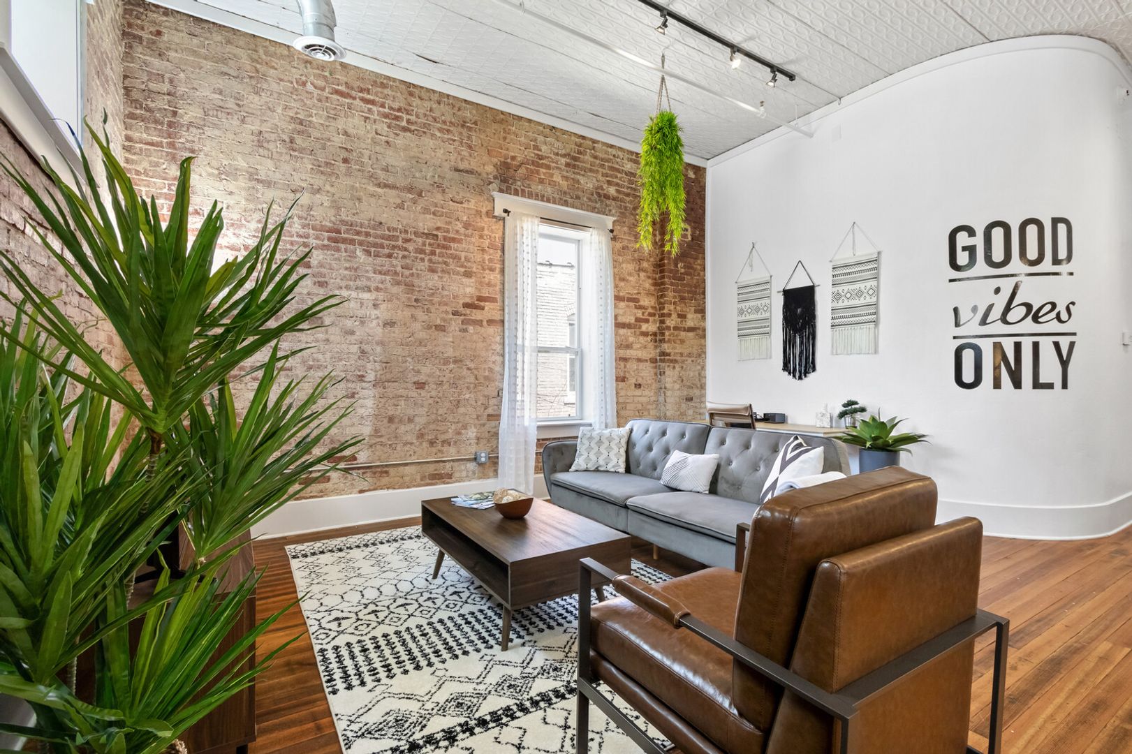 Siloam Springs Apartment: 116 S Broadway Street