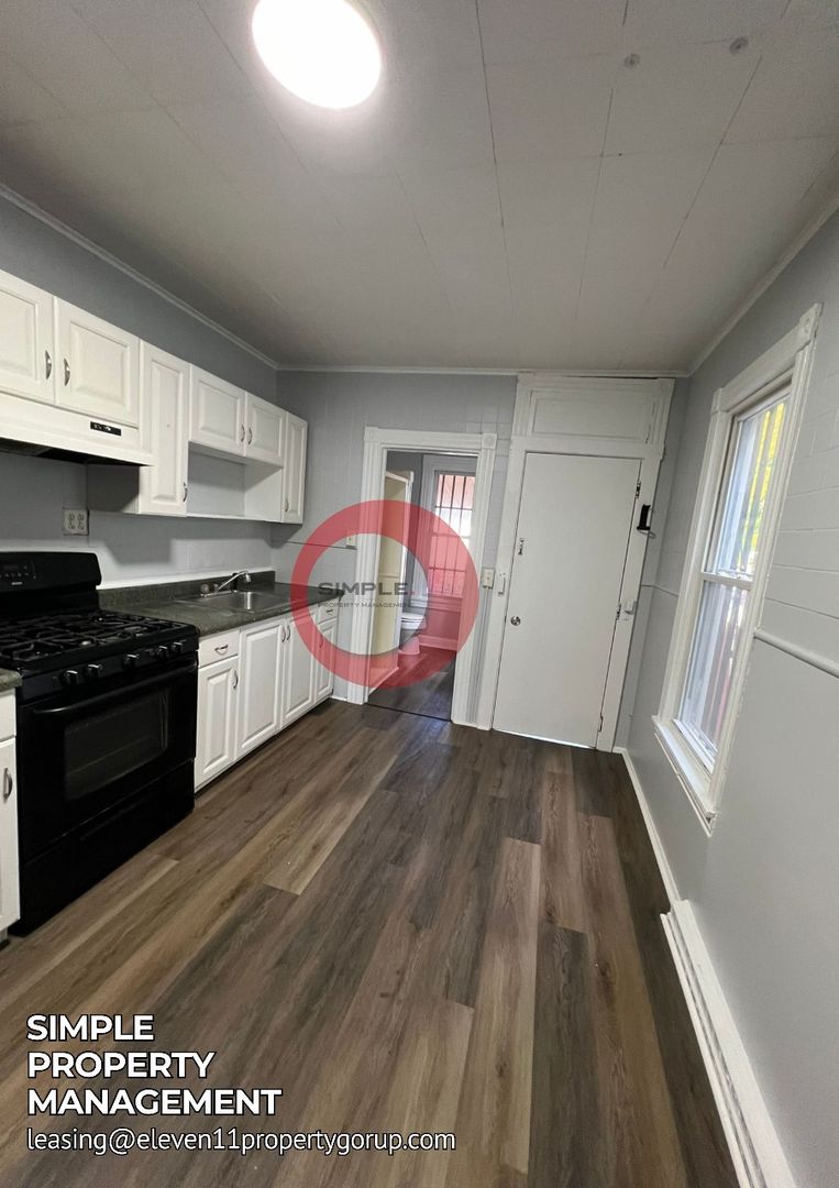 Reading House: 1239 Greenwich Street