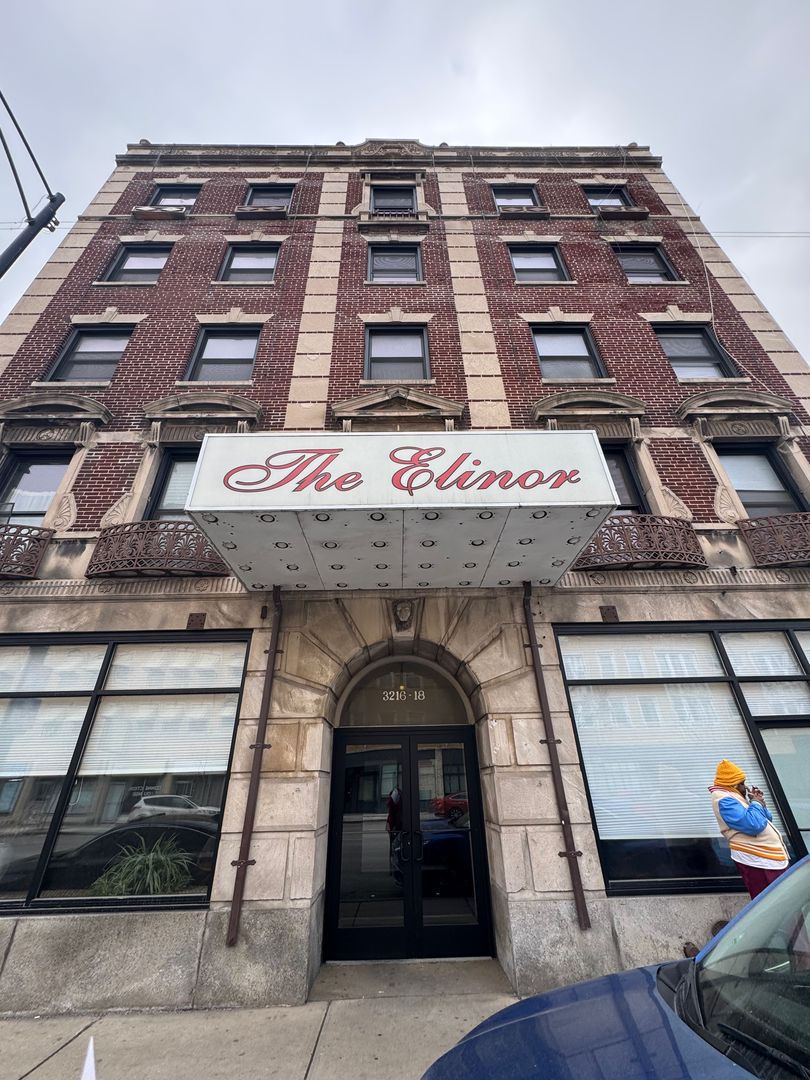 Chicago Apartment: 3216-18 N Cicero Ave