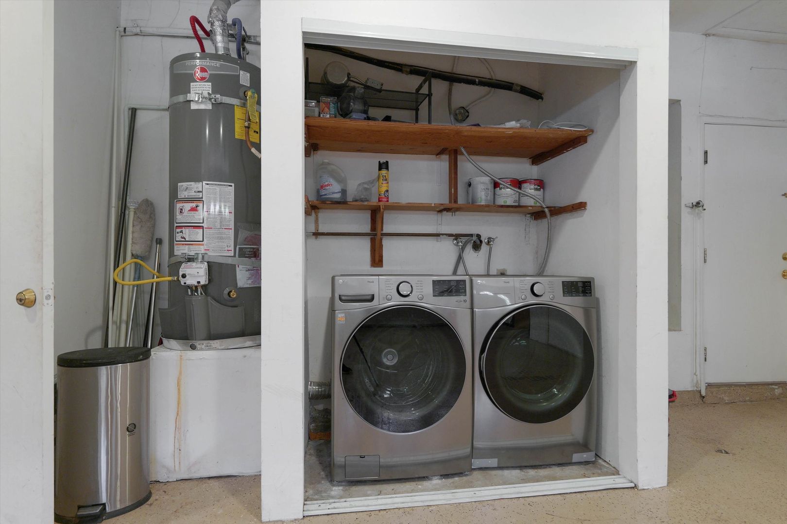 Laundry room at 4041 Alonzo