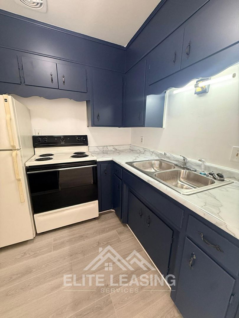 Topeka Apartment: 1170 SW Woodhull
