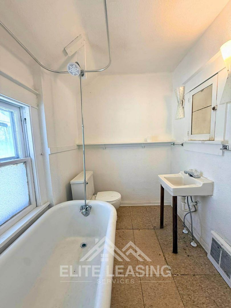 Topeka House: 1134 SW Garfield Ave