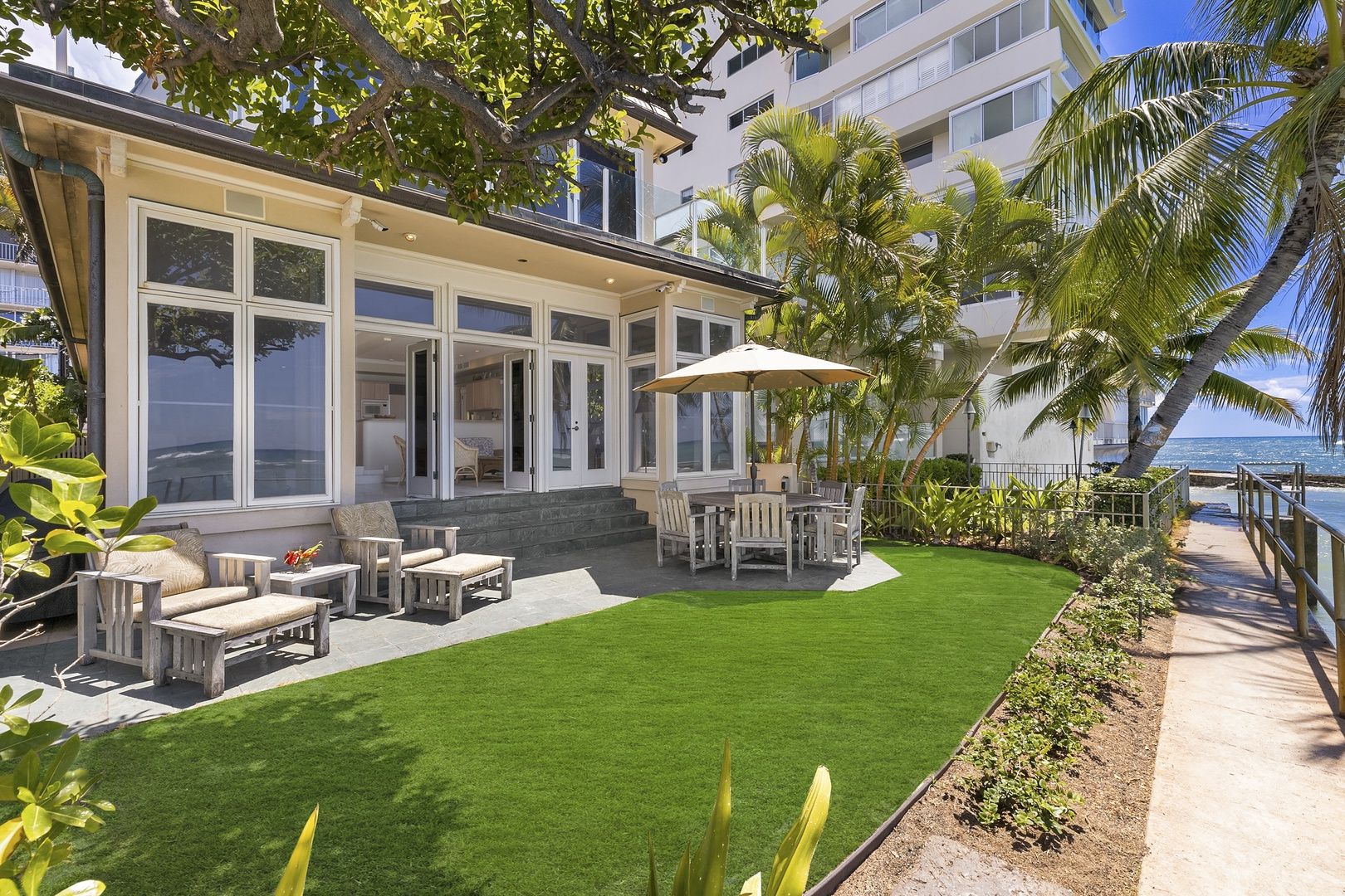 Honolulu House: 3059 Kalakaua Ave.