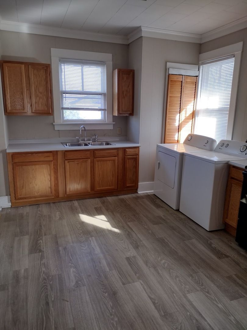 Charleston House: 54 A Poplar St
