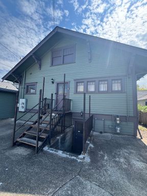 Available Now – Cozy 2 Bedroom, 2 Bathroom Attic Apartment in the Heart of Corvallis! – photo 1