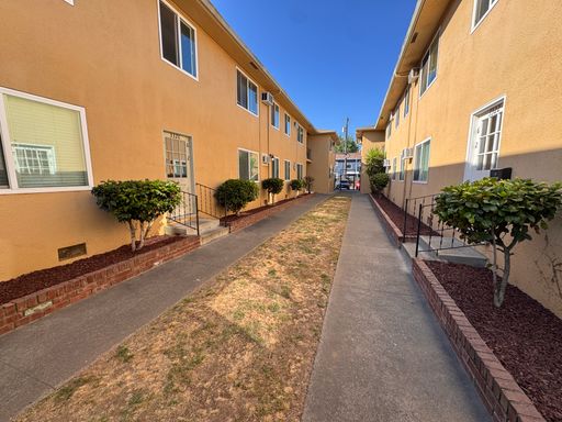 OAK PARK Clean One Bedroom in Convenient Location! 3322 Y Street – photo 1