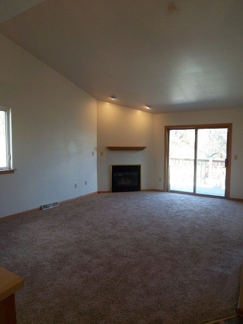 Greenfield Apartment: 6274-6276 S. 31st Street