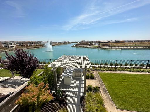 Breathtaking Lake-View Luxury: Spectacular 5-Bedroom Home – photo 1