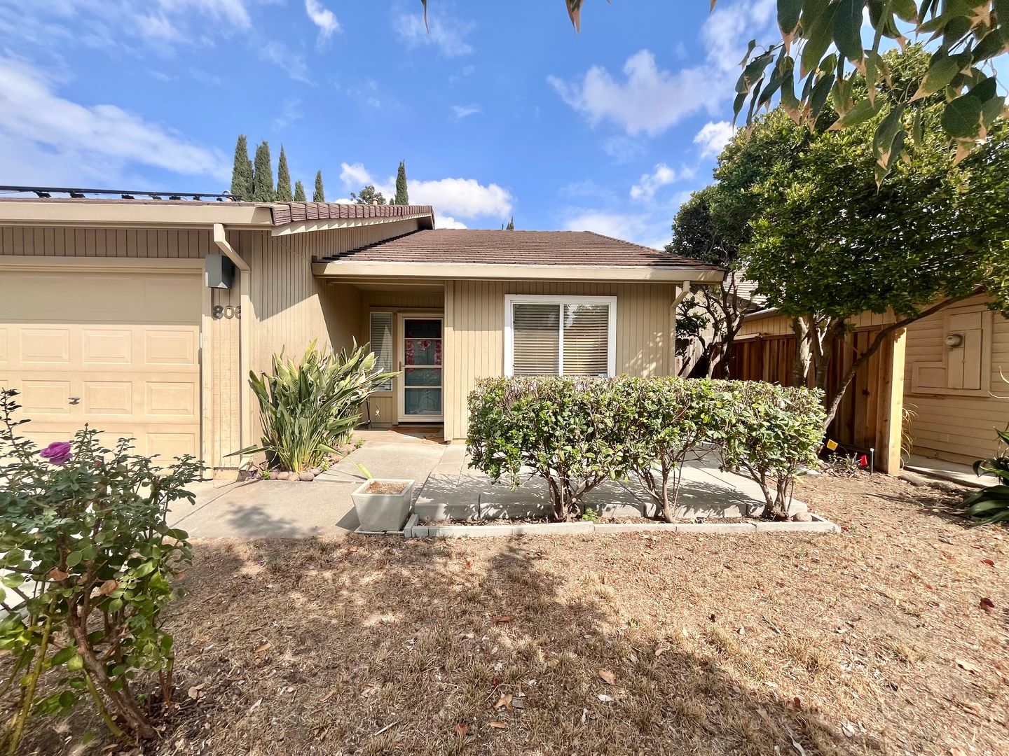 Davis House: 806 La Coruno Street