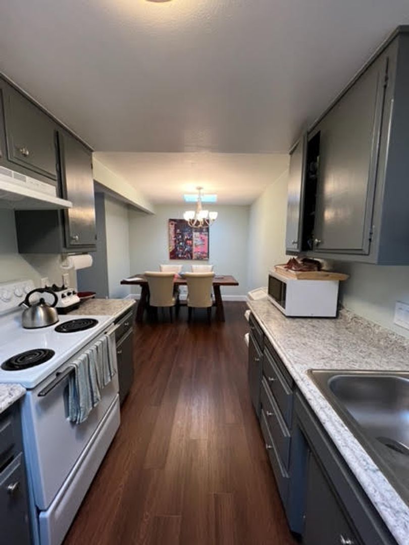 Davis House: 1529 Oak Ave