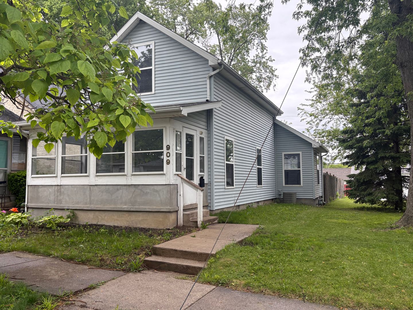 Lafayette House: 909 N 12th St