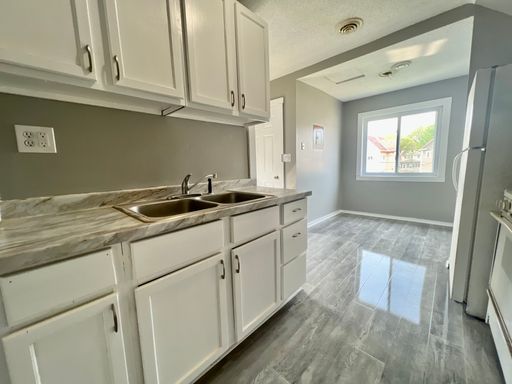 Spacious 2 Bedroom 1 Bathroom Duplex in St.Paul! – photo 1