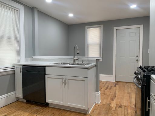 Spacious 4 Bedroom 2 Bathroom Home in Minneapolis! – photo 1
