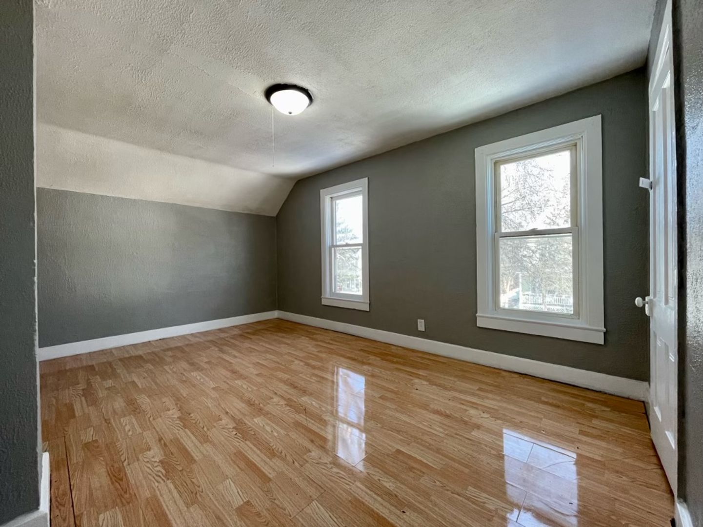 Saint Paul Apartment: 98 Manitoba Ave W