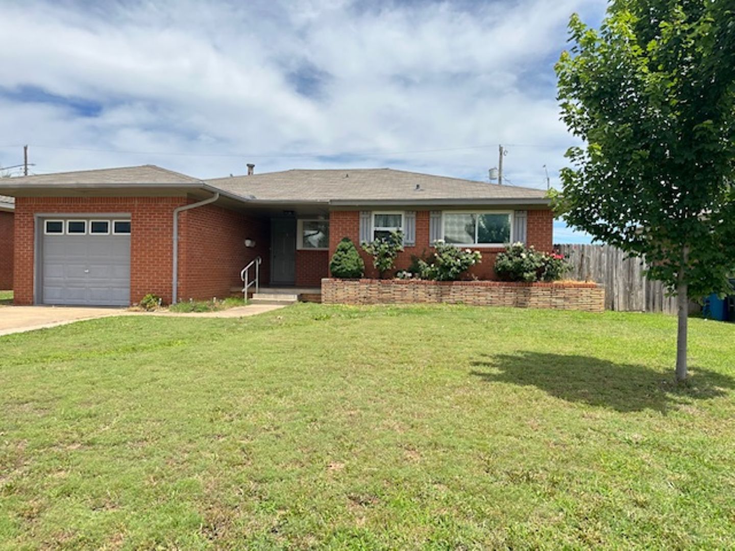 MIDWEST CITY House: 817 E CARROLL LANE