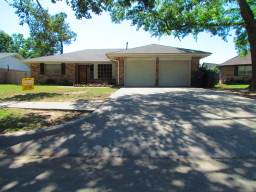 Edmond Schools, Lawn Care Included - Great Home – photo 1