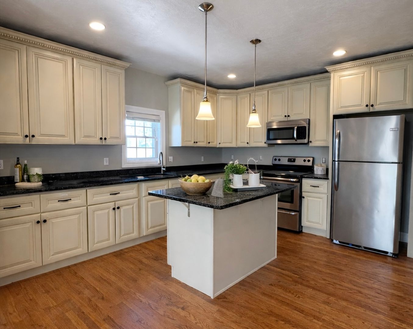 Saugus Apartment: 283 Lincoln Avenue