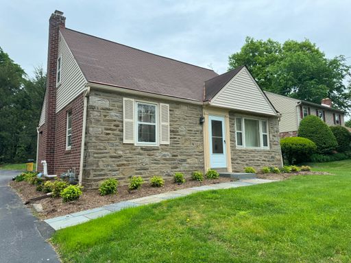 FIRST MONTH RENT FREE** Renovated home, central air, stainless appliances, Radnor SD, Walk to Villanova, small dogs ok...this is a must see!