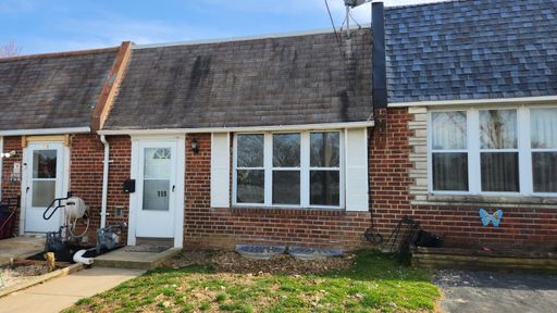 Row home with stainless appliances, central a/c, small pets ok*!