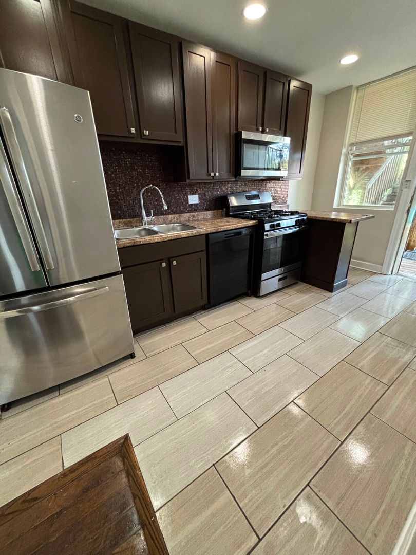 Chicago Apartment: 702-704 E 50th Pl