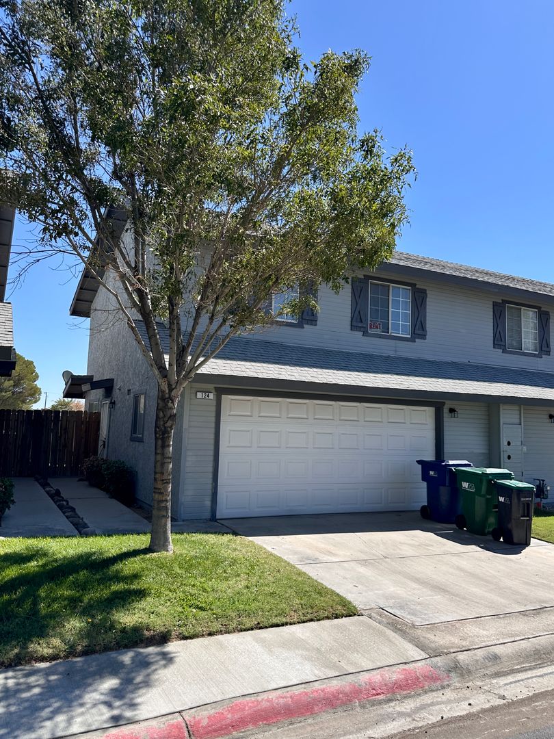 Ridgecrest House: 124 Lilac Sq