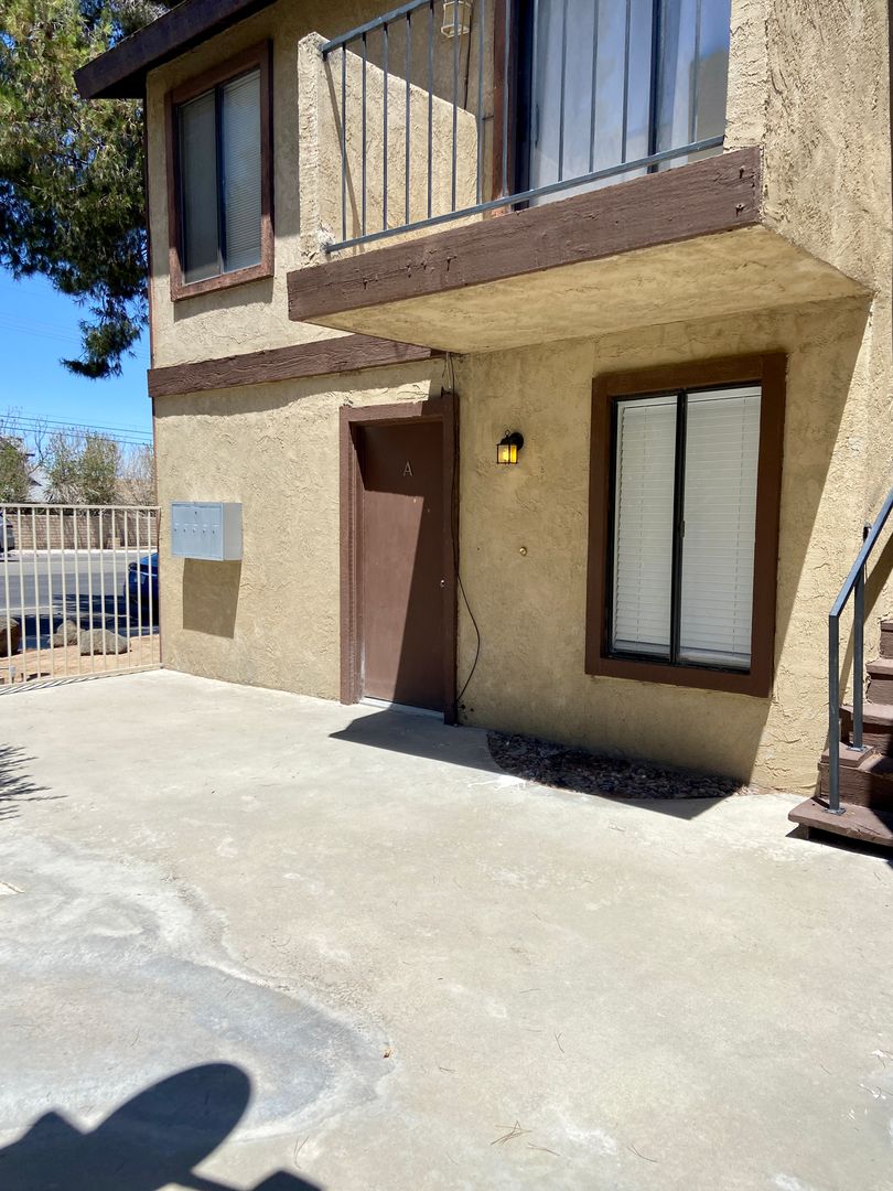 Ridgecrest Apartment: 619 Ridgecrest Blvd