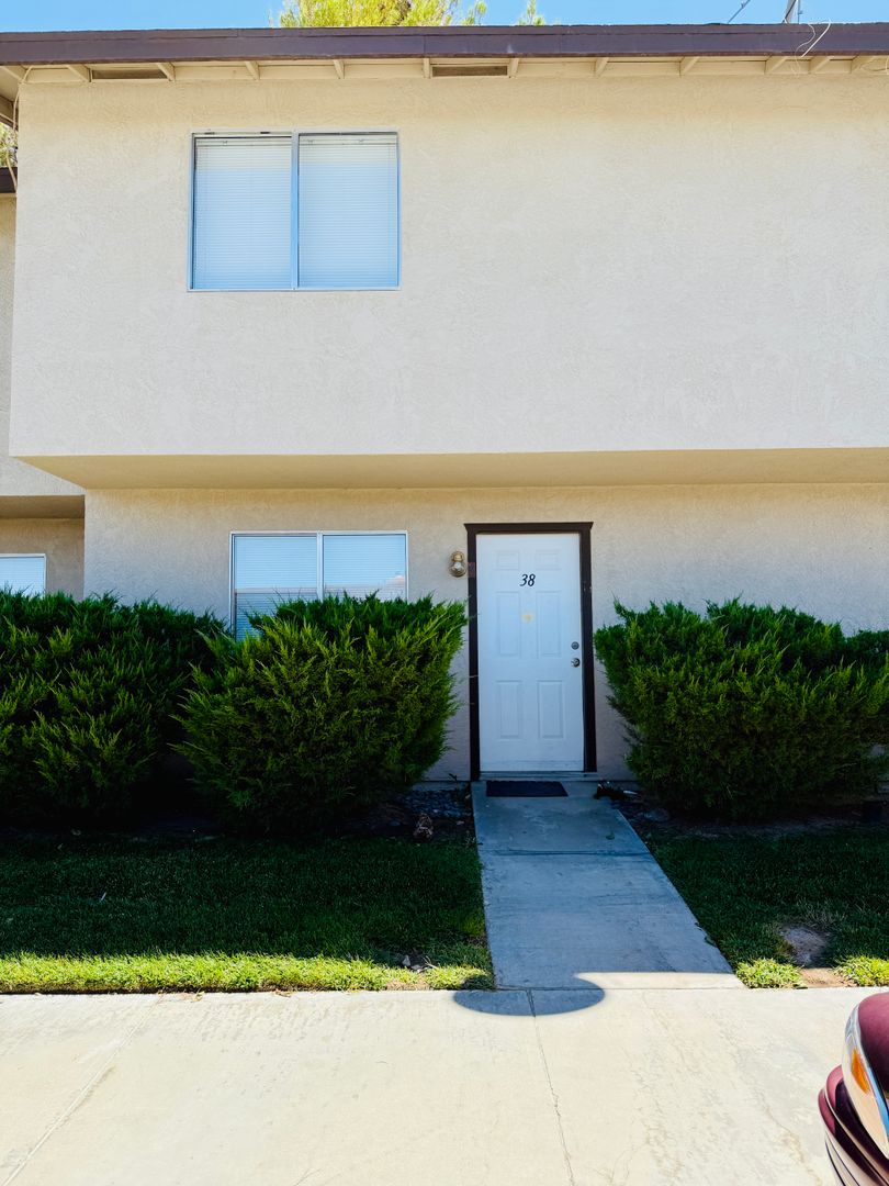 Ridgecrest Apartment: 121 N Gateway Blvd