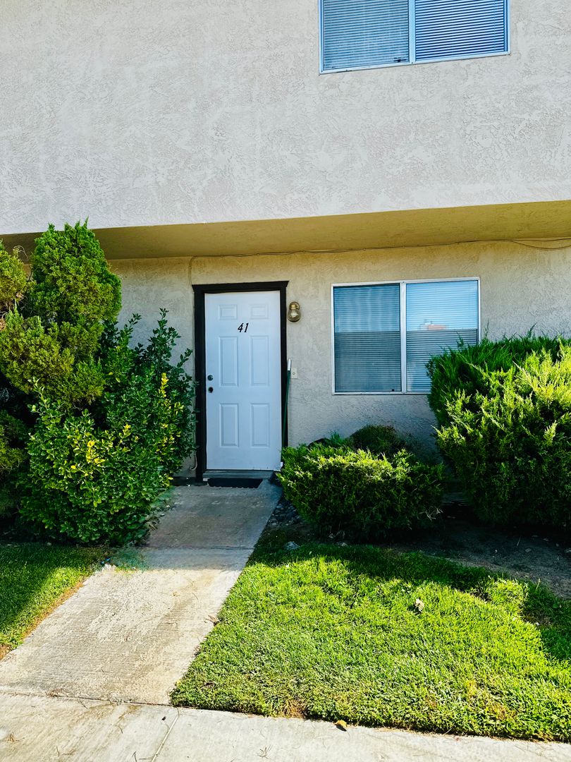 Ridgecrest Apartment: 121 N Gateway Blvd