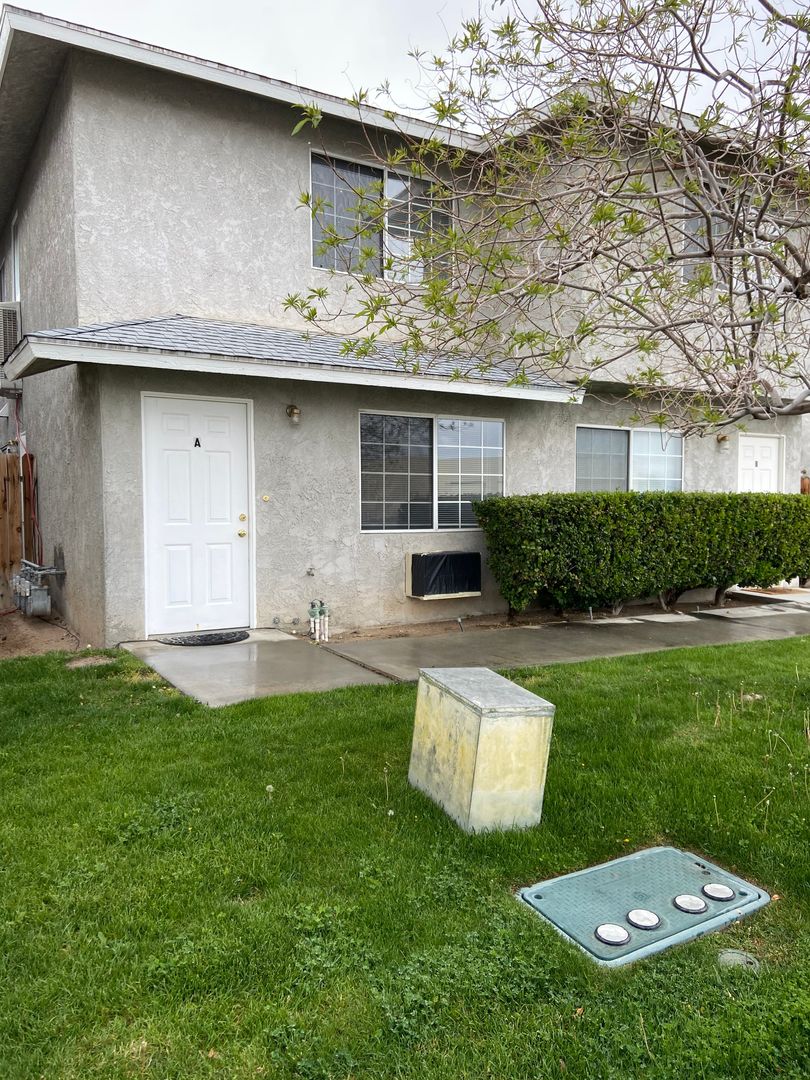 Ridgecrest Apartment: 533 W Ward