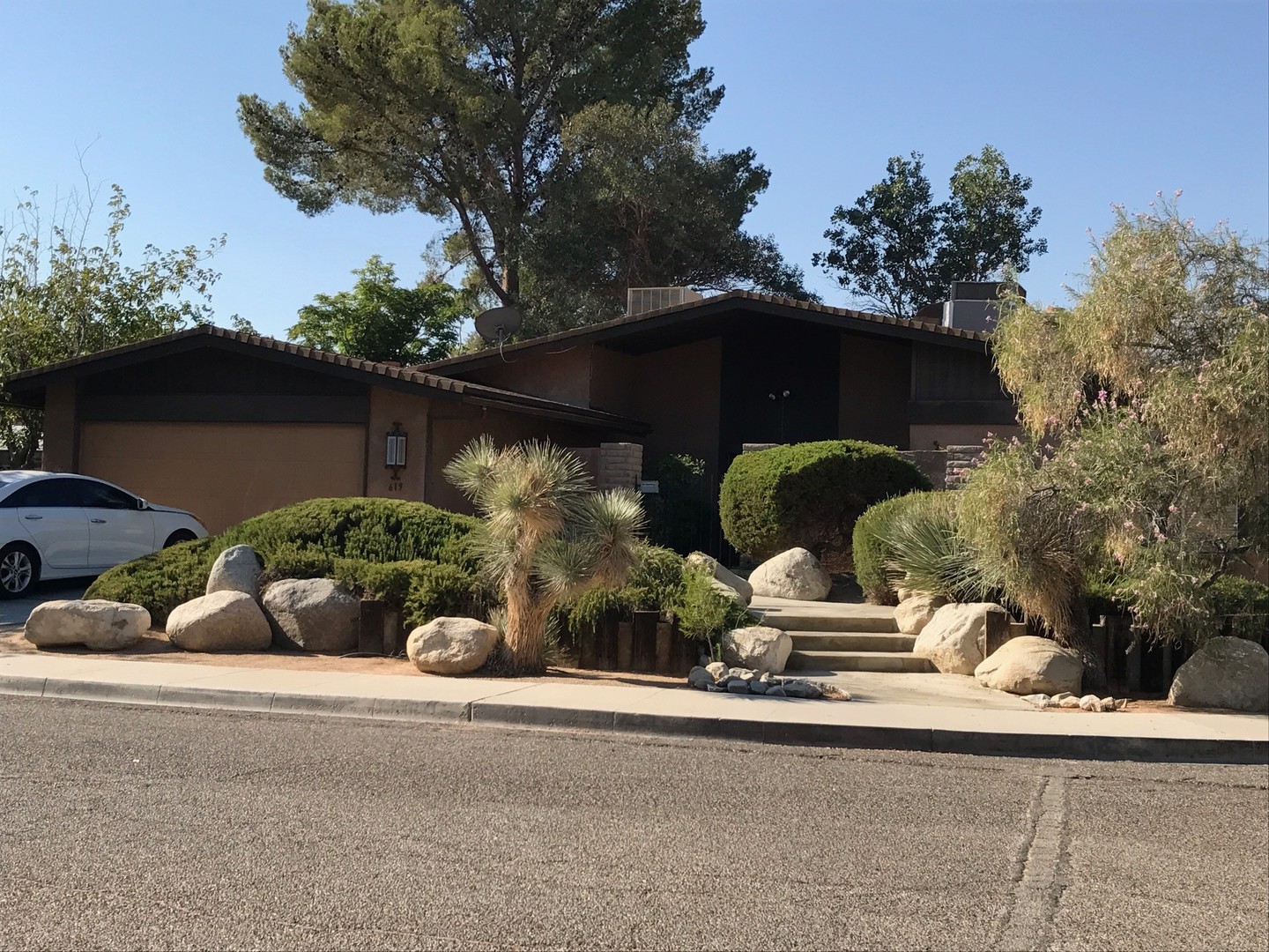Ridgecrest House: 619 W Howell Ave