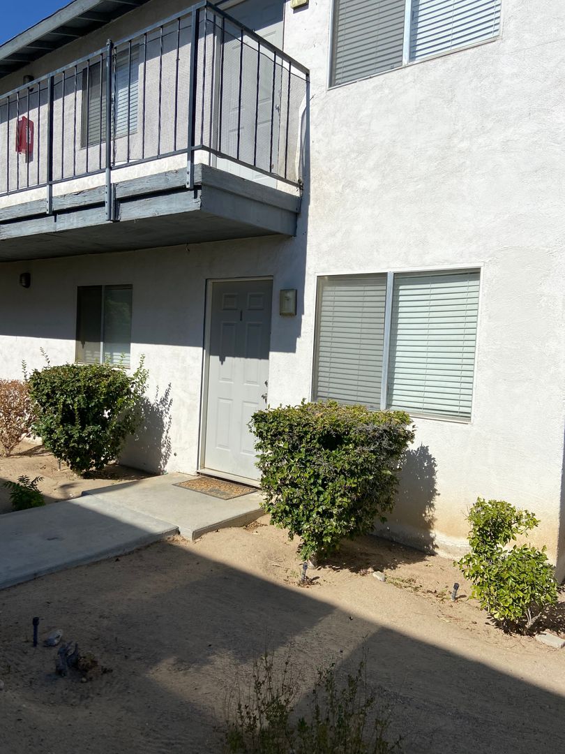 Ridgecrest Apartment: 525 E Ridgecrest Blvd