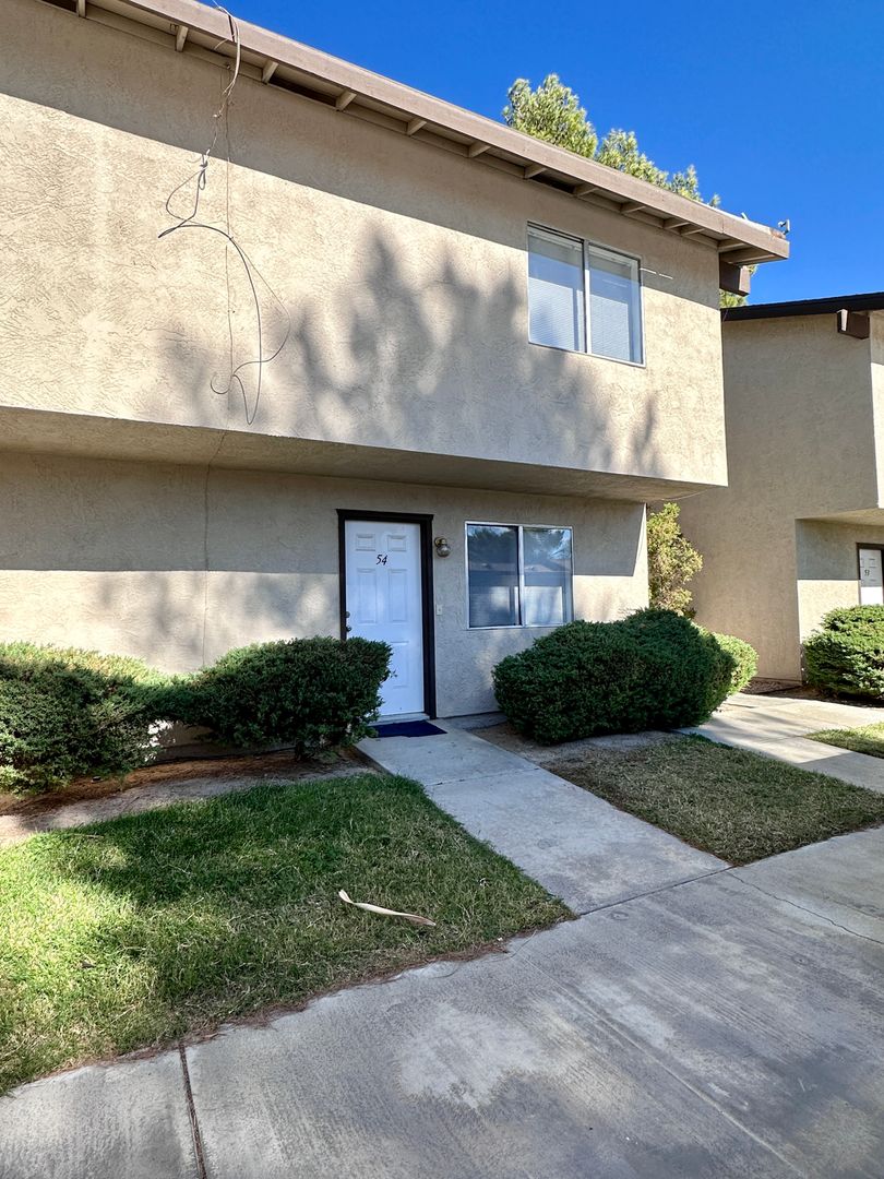 Ridgecrest Apartment: 121 N Gateway Blvd