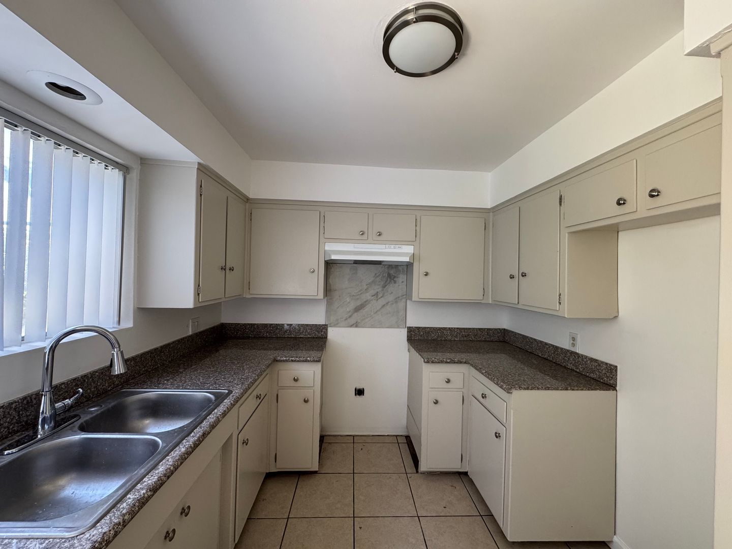 Bakersfield Apartment: 3920-3932 Christmas Tree Ln