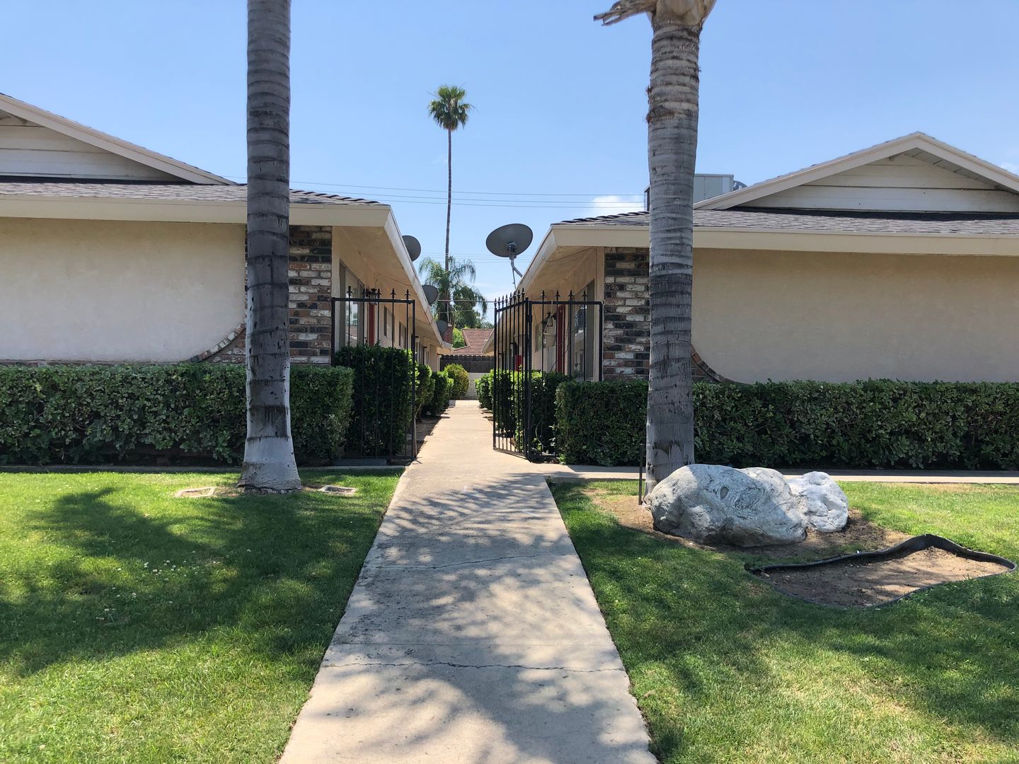 Bakersfield Apartment: 2521 Bishop Dr