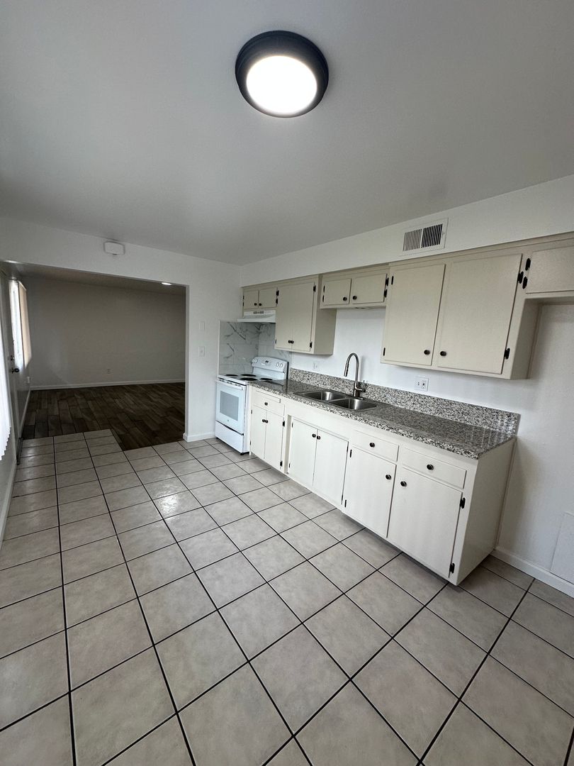 Bakersfield Apartment: 2801 South H St