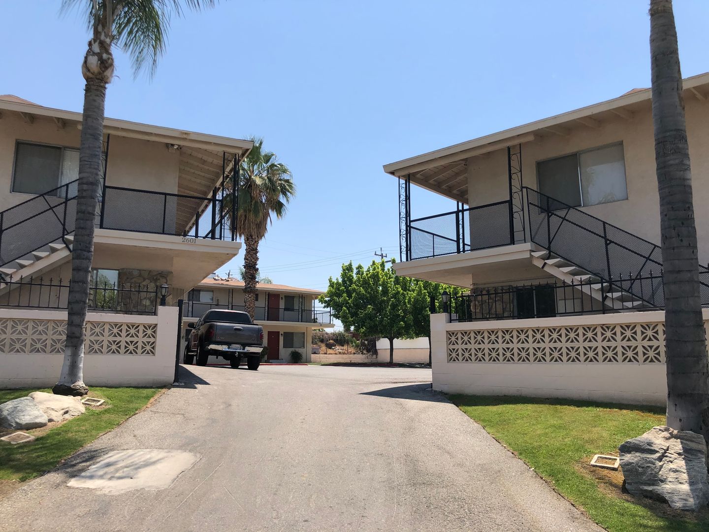 Bakersfield Apartment: 2601 Bishop Dr
