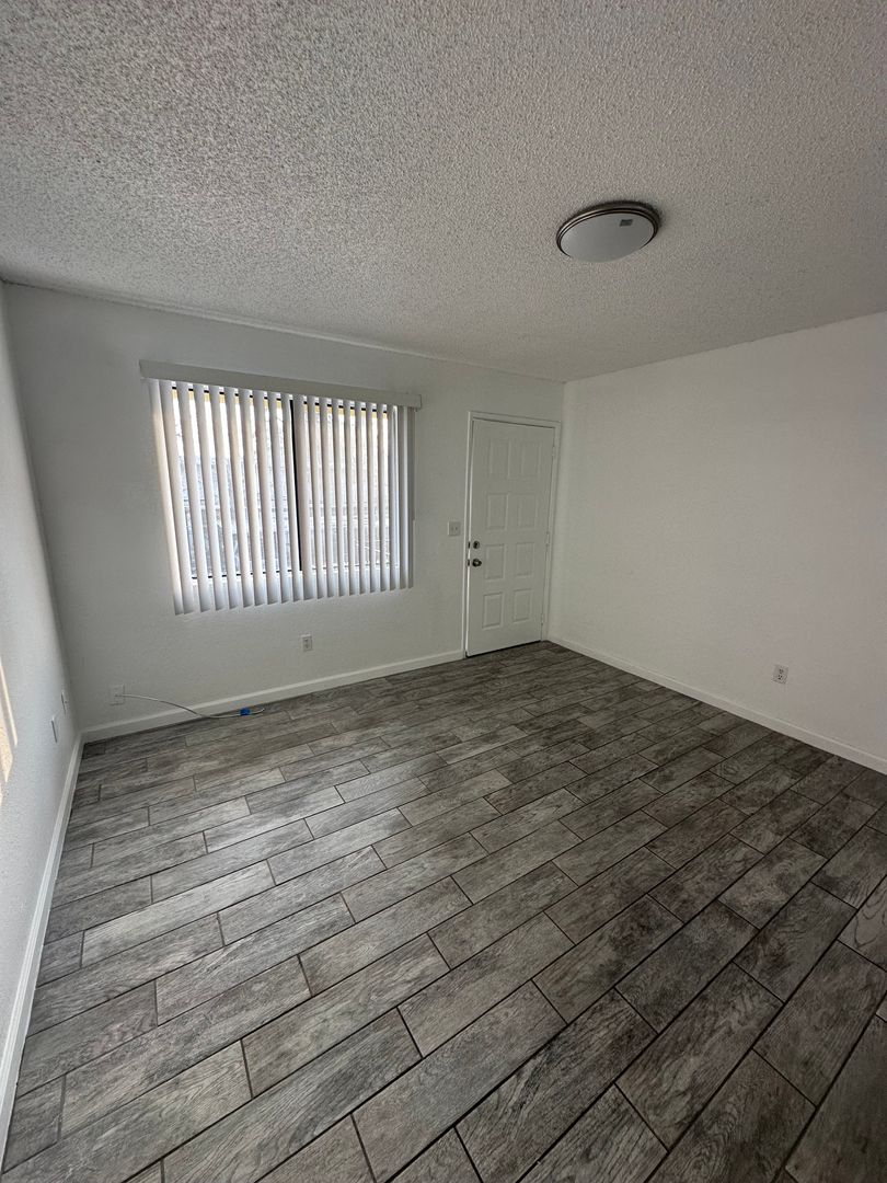 Bakersfield Apartment: 716 Espee St