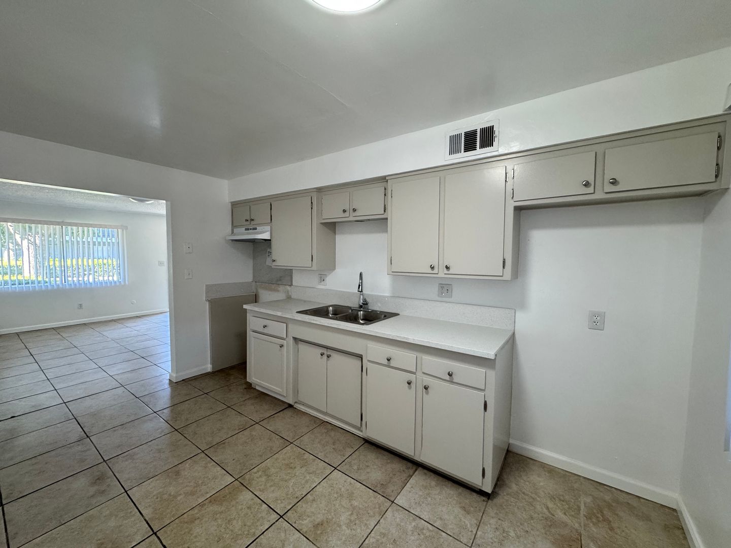 Bakersfield Apartment: 2801 South H St