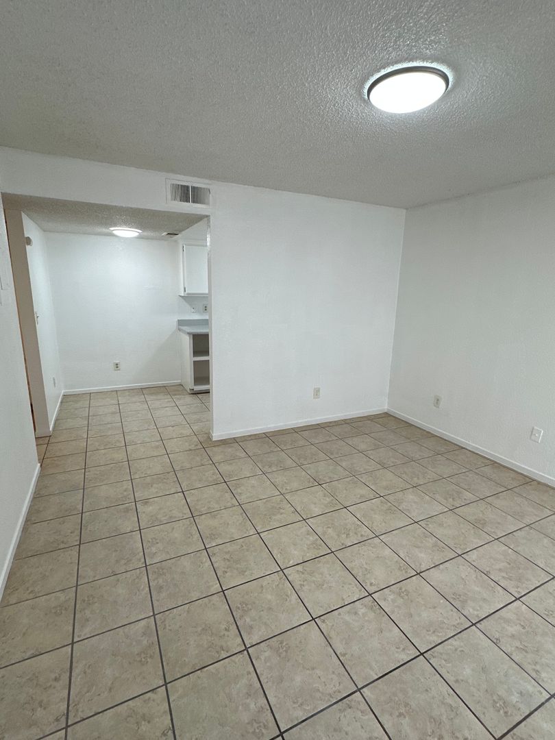 Bakersfield Apartment: 716 Espee St