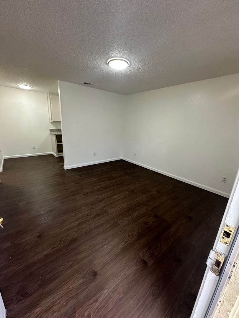 Bakersfield Apartment: 716 Espee St