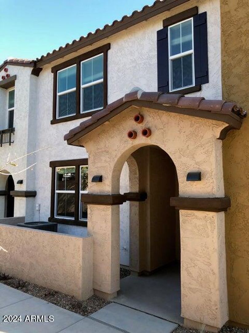 Tempe Townhome 3 bedrooms & 2.5 baths with 2-car garage