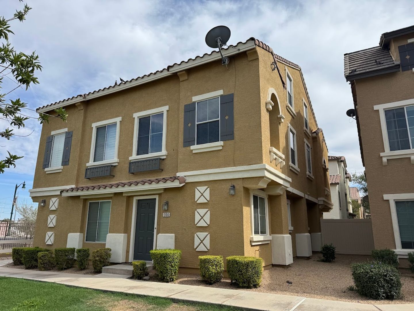 Gilbert Townhome: 104 W Laurel Ct