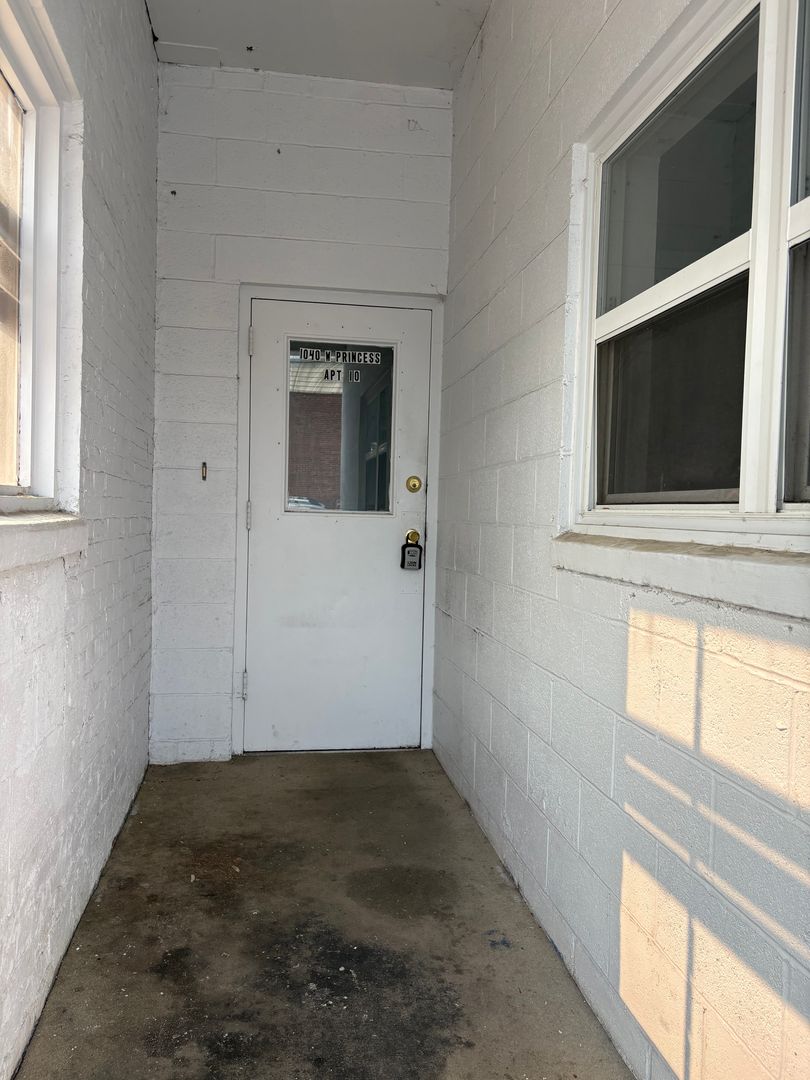 York House: 1040 W Princess St #10